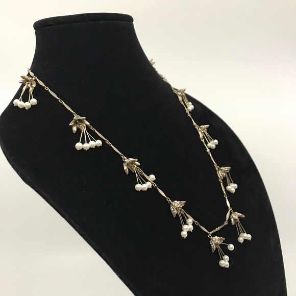 Pearl Flower Necklace - Picture 6 of 7